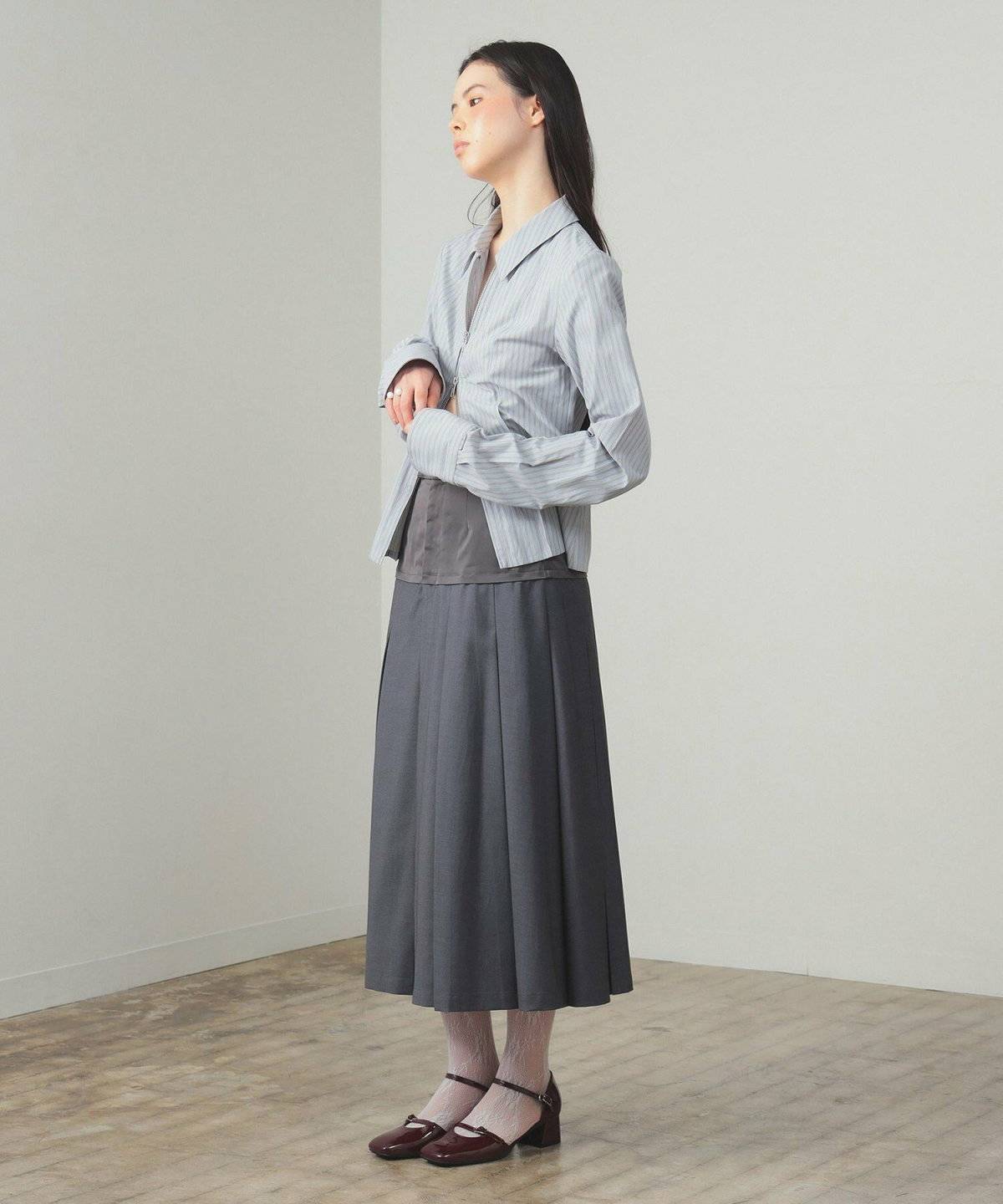 パンツコーデの女性