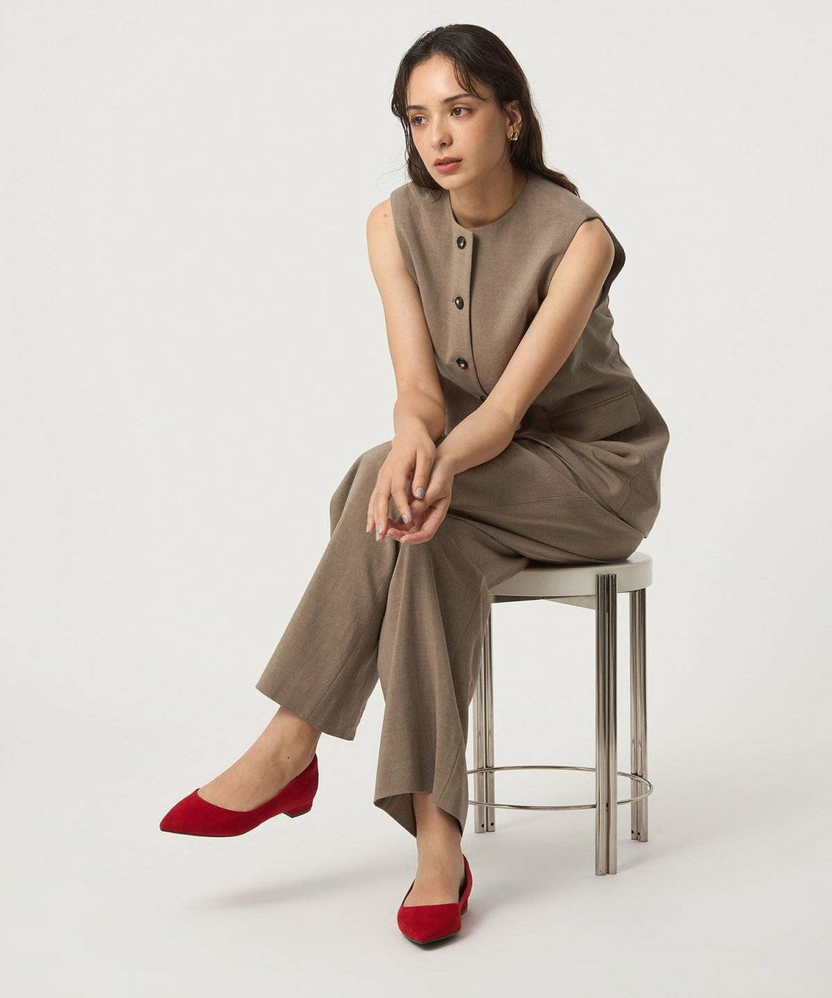 パンツコーデの女性