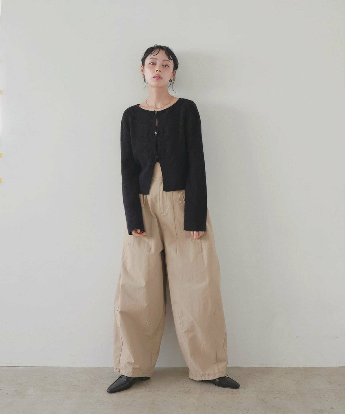 パンツコーデの女性