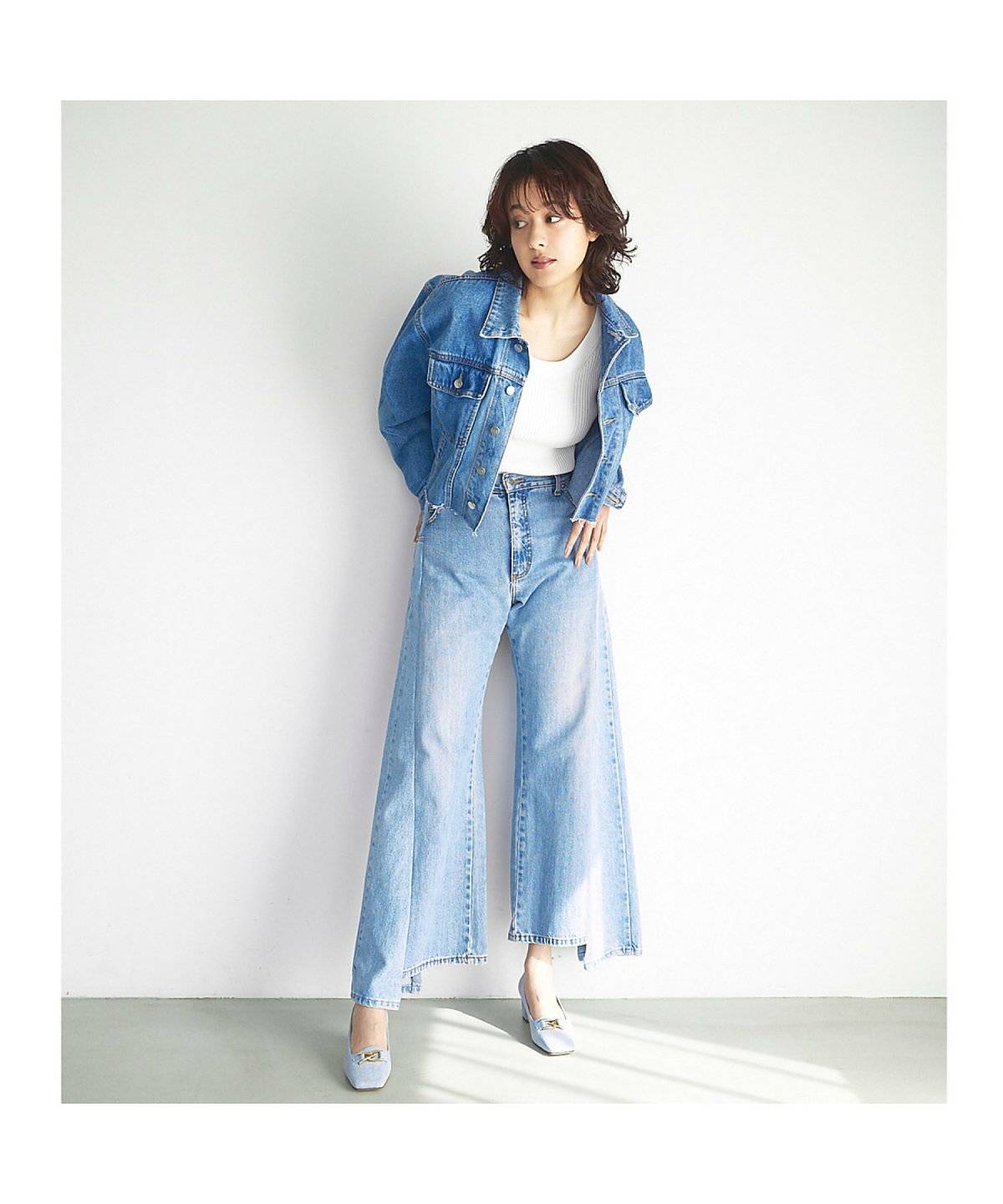 パンツコーデの女性