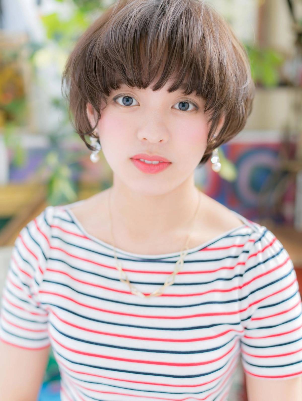 丸みの強い前髪ぱっつんショート