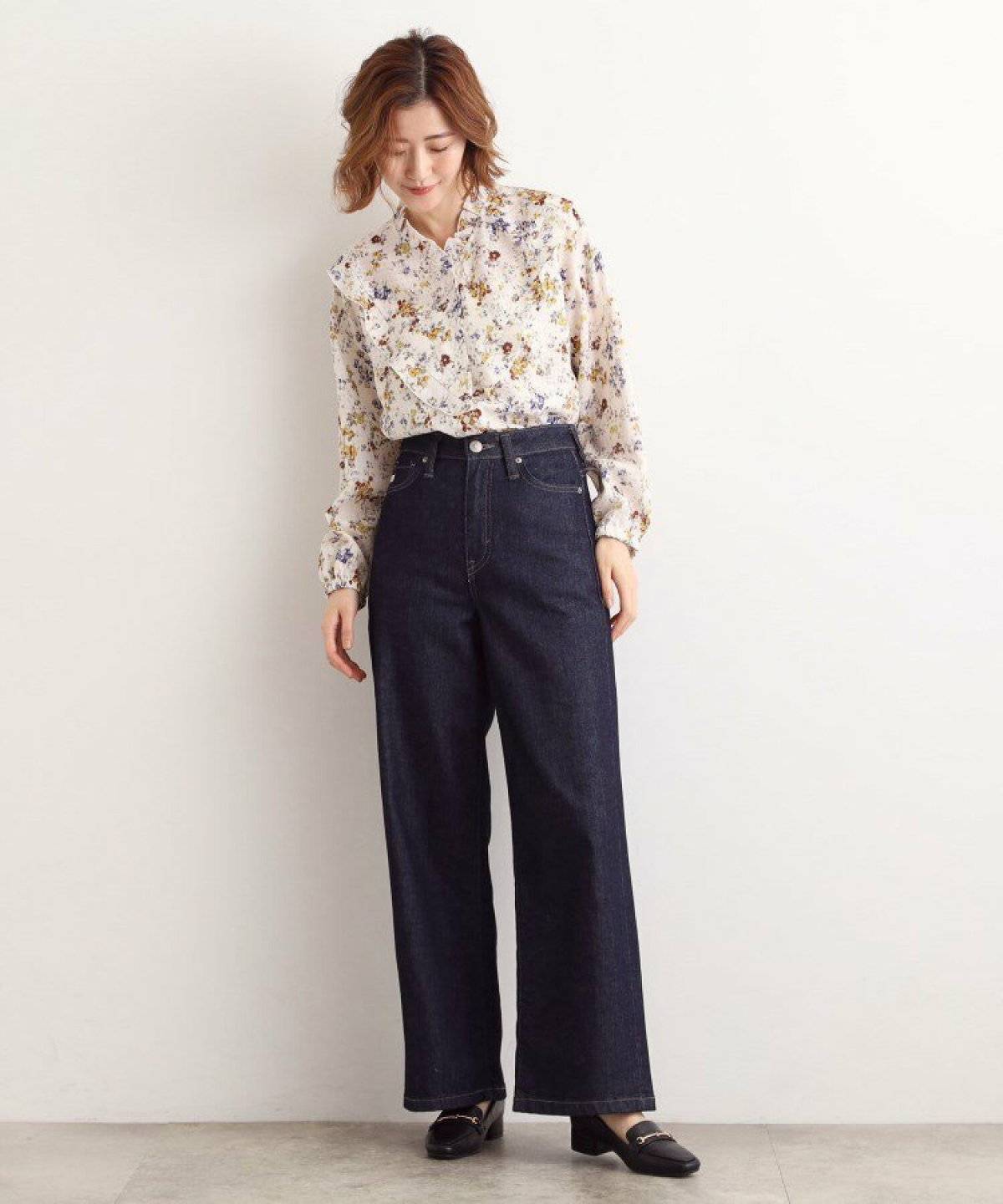 ブラウスにデニムを合わせた女性