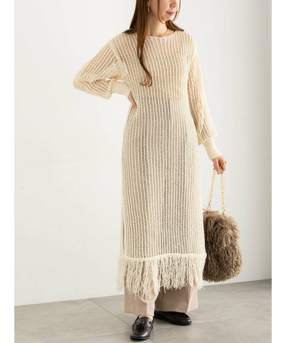 白ワンピースを着た女性