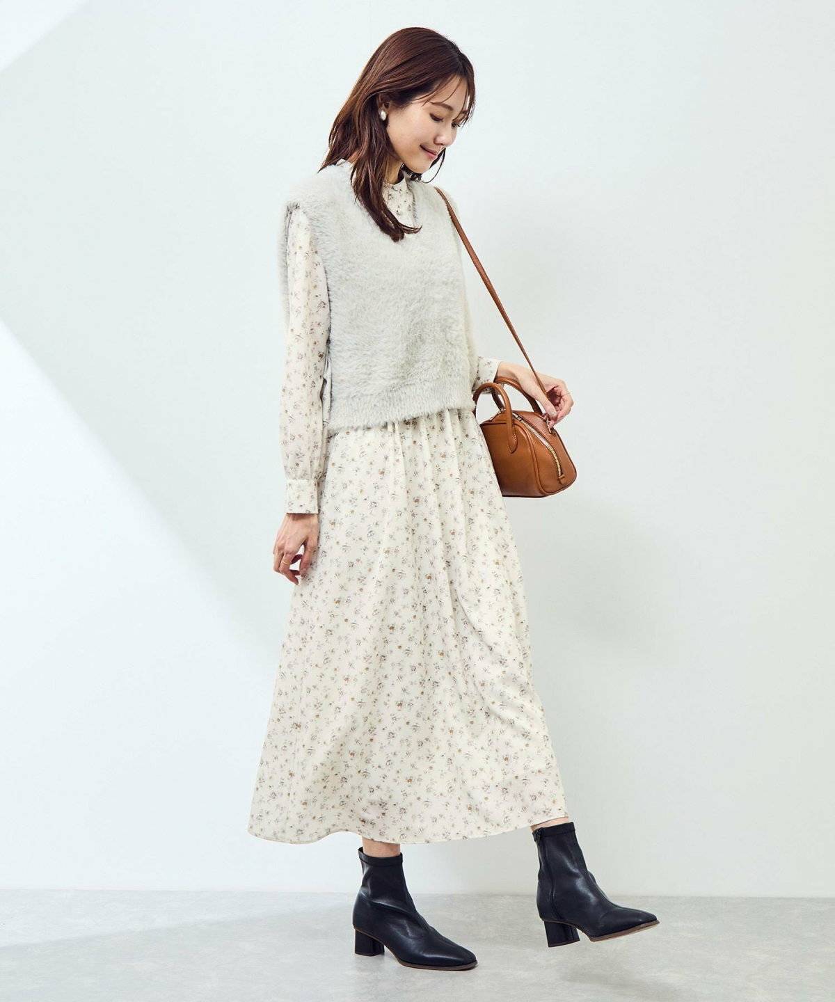 オールホワイトコーデの女性