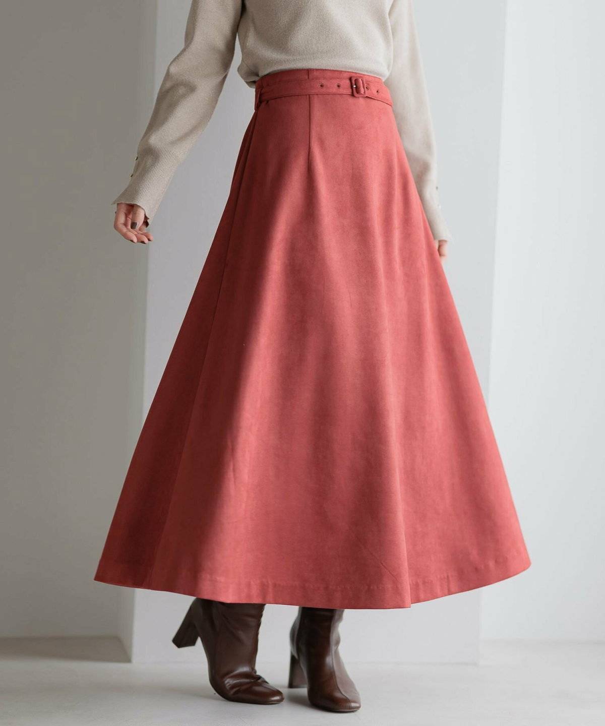 スカートコーデの女性