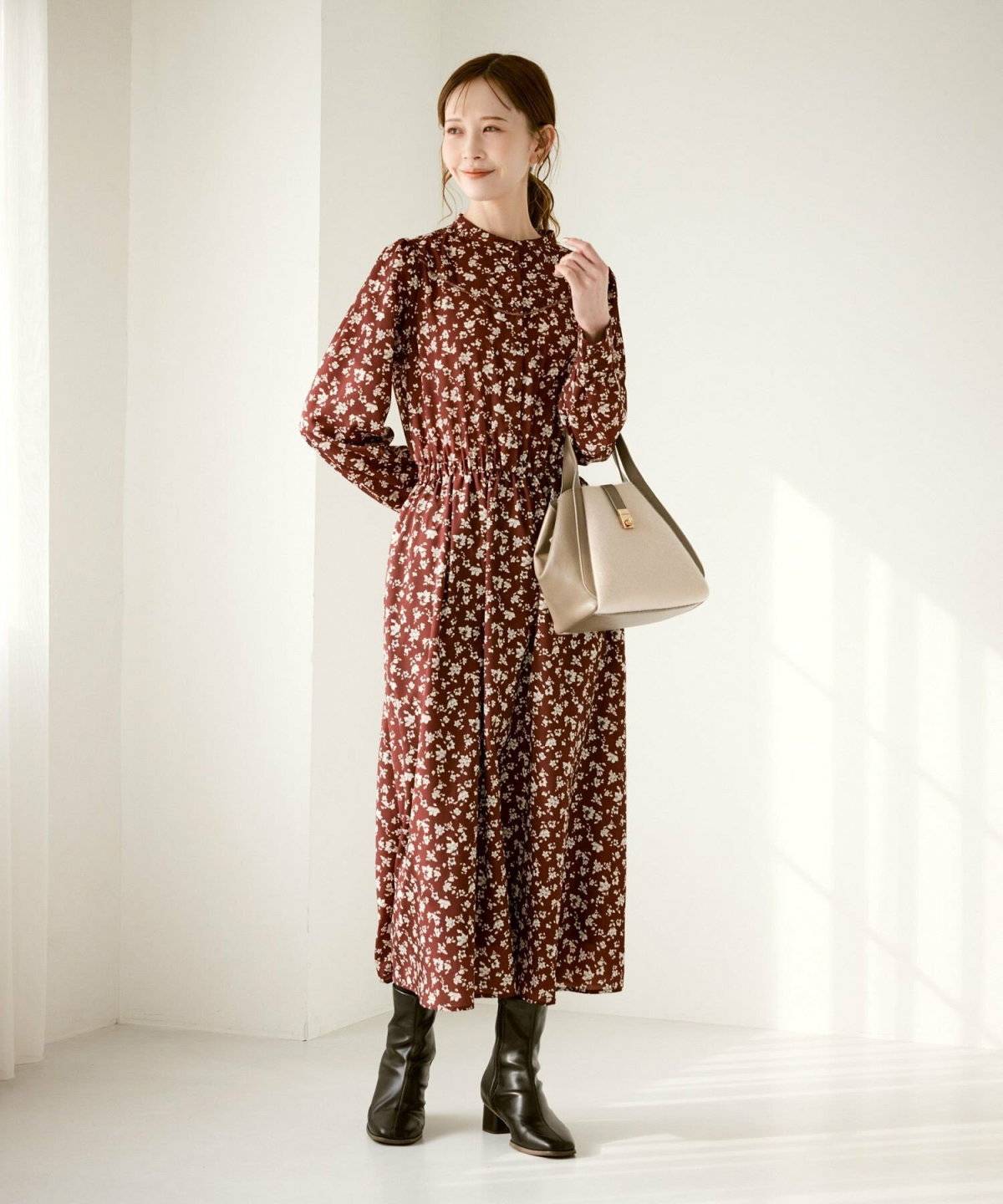 ワンピースコーデの女性