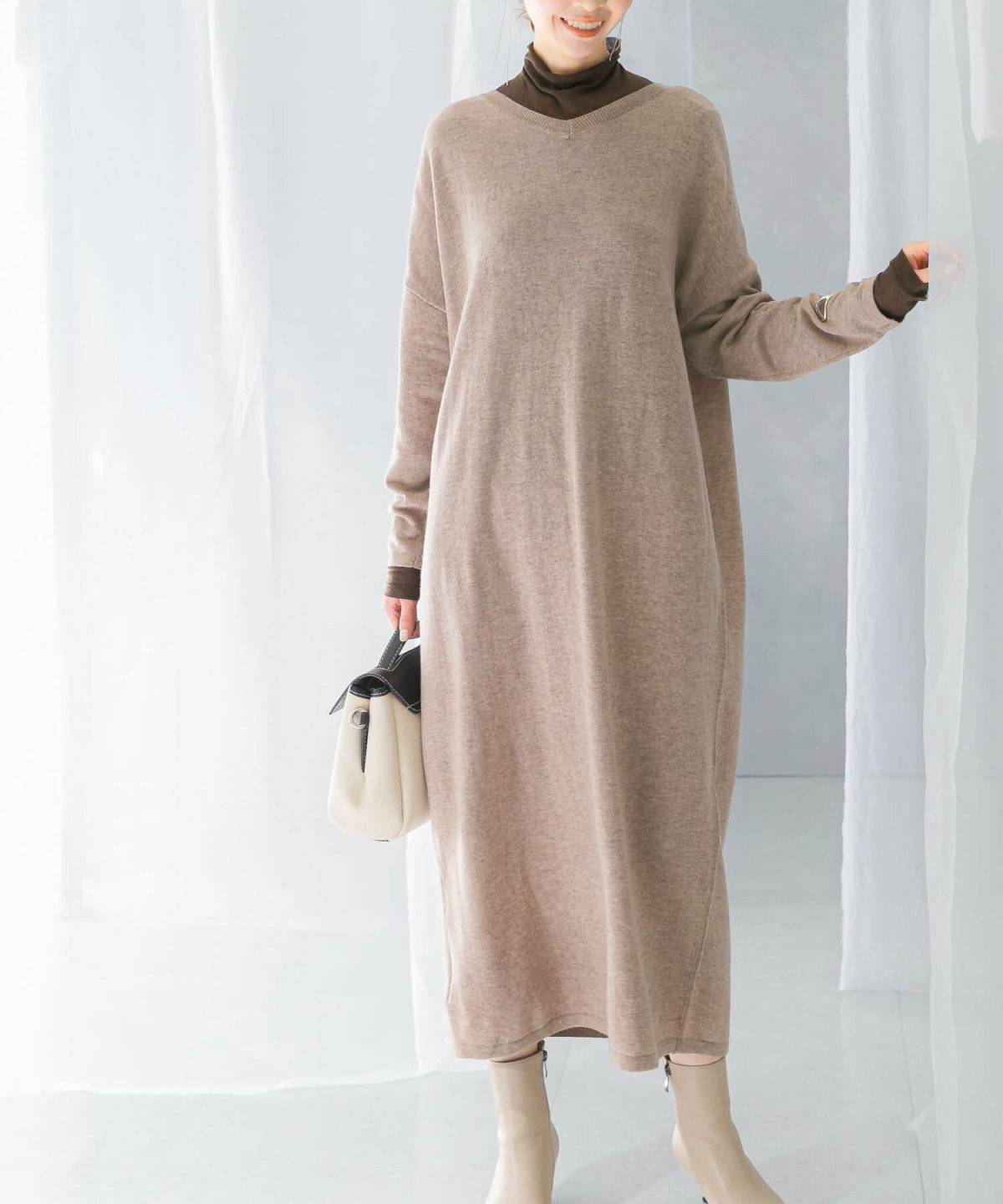 ワンピースコーデの女性