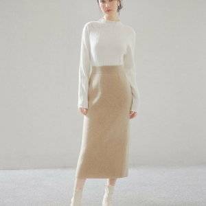  スカートコーデの女性 