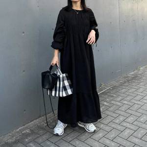 【2025年11月】おばさん感ゼロ……。老け見えしない黒ワンピースコーデ5選