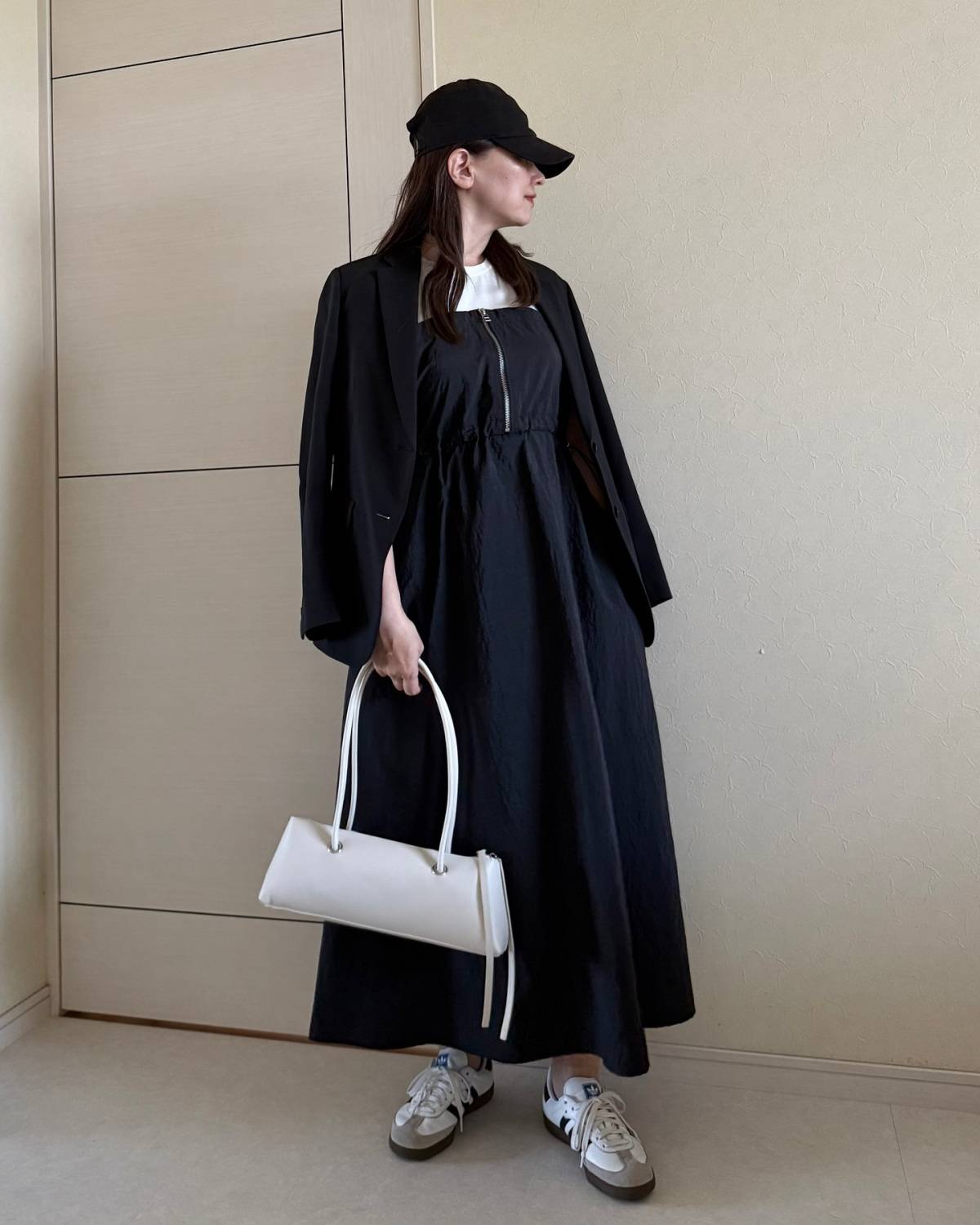 キャップ×ジャケット肩掛けのMIXコーデ