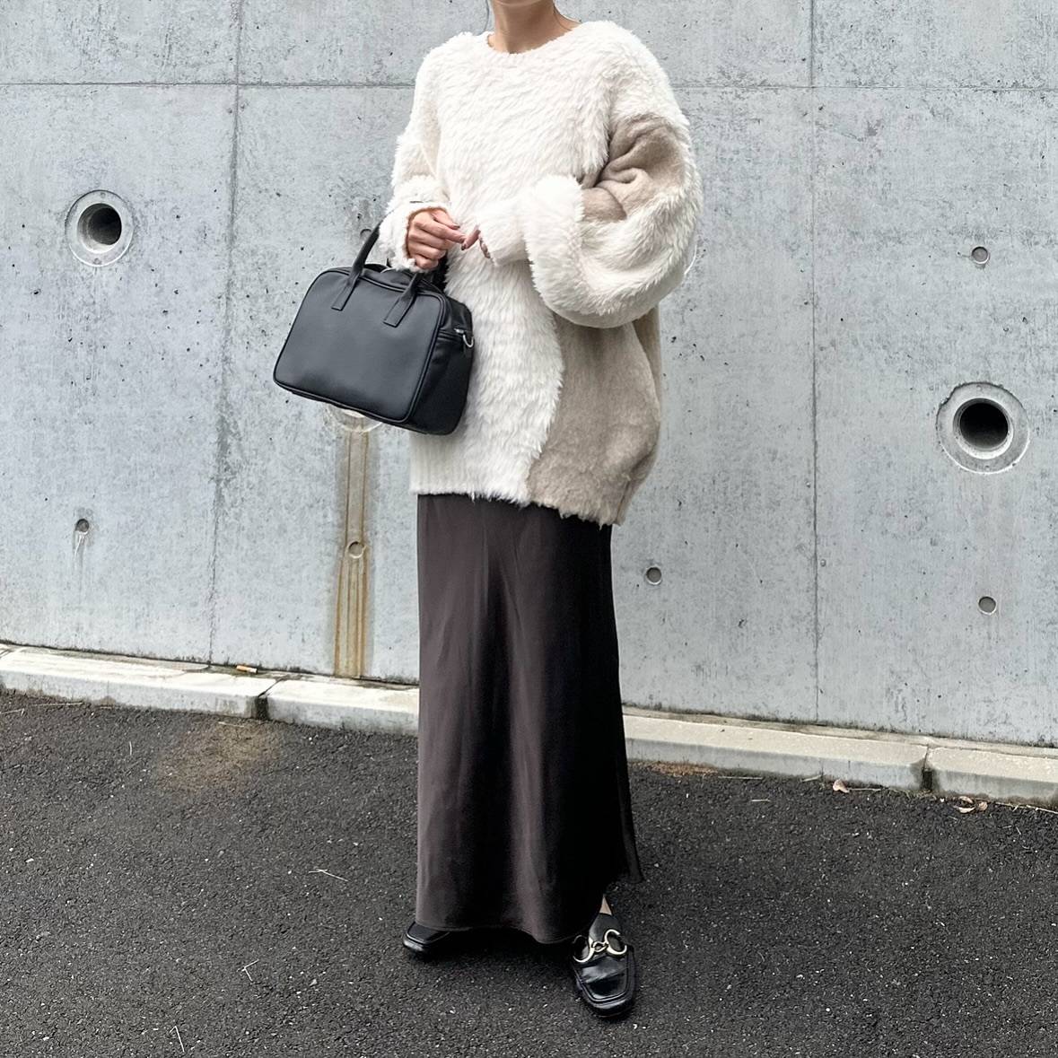 フェザーヤーンニット×サテンスカート