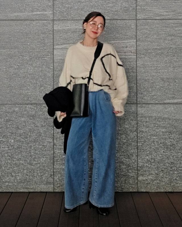 ゆるニット×ワイドデニムパンツ