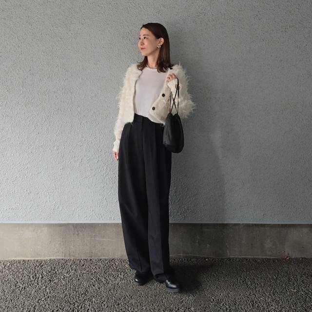 フェザーカーディガンを羽織る♡