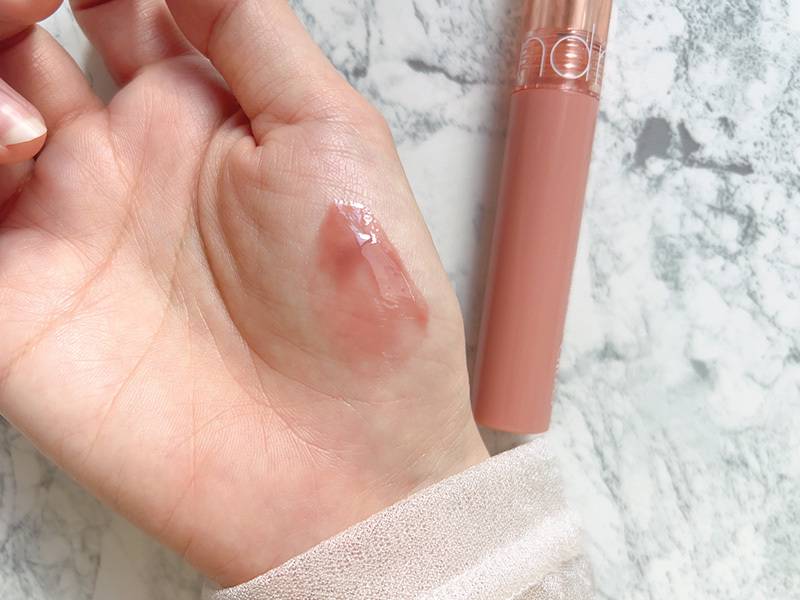 ロムアンドグロスを手に塗った画像