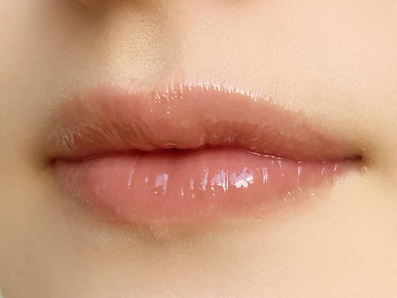 ロムアンドグロスを唇に塗った画像