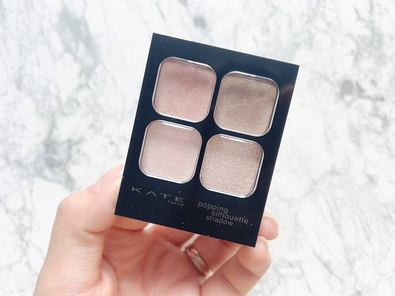 KATEポッピングシルエットシャドウを手に持ってる画像