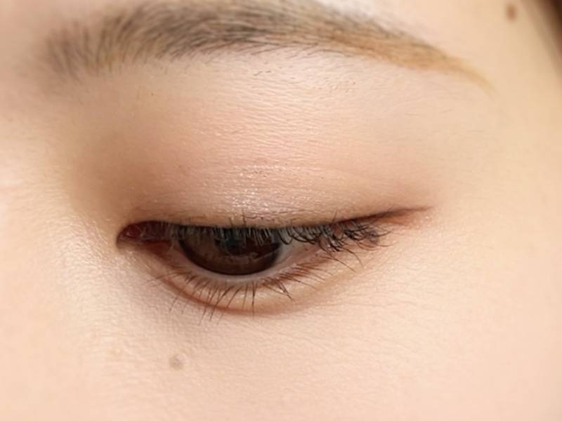 KATEポッピングシルエットシャドウのスウォッチ(目)