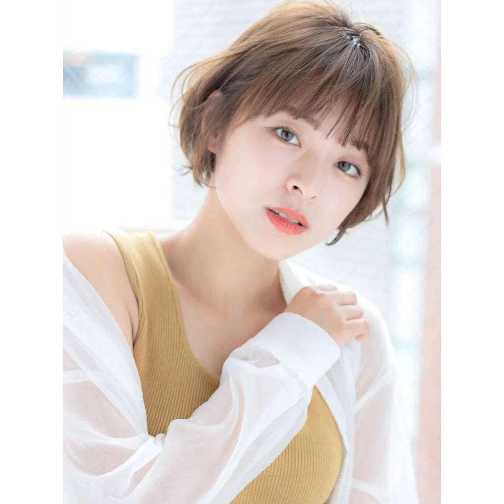 ベージュ系の軽やかショートボブ