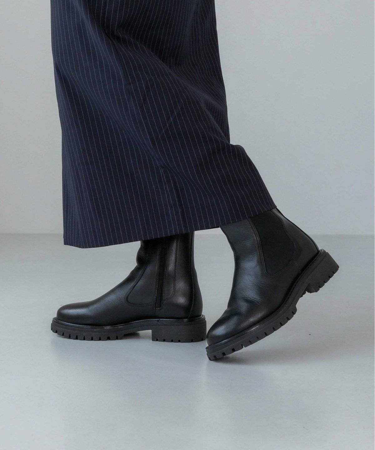 ブーツを履いた女性