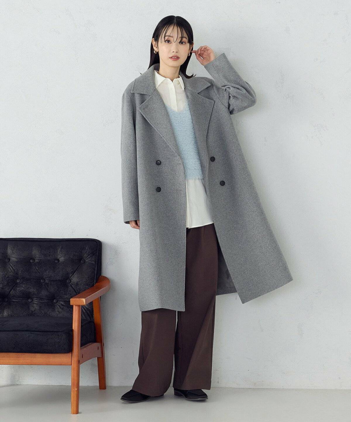 パンツコーデの女性