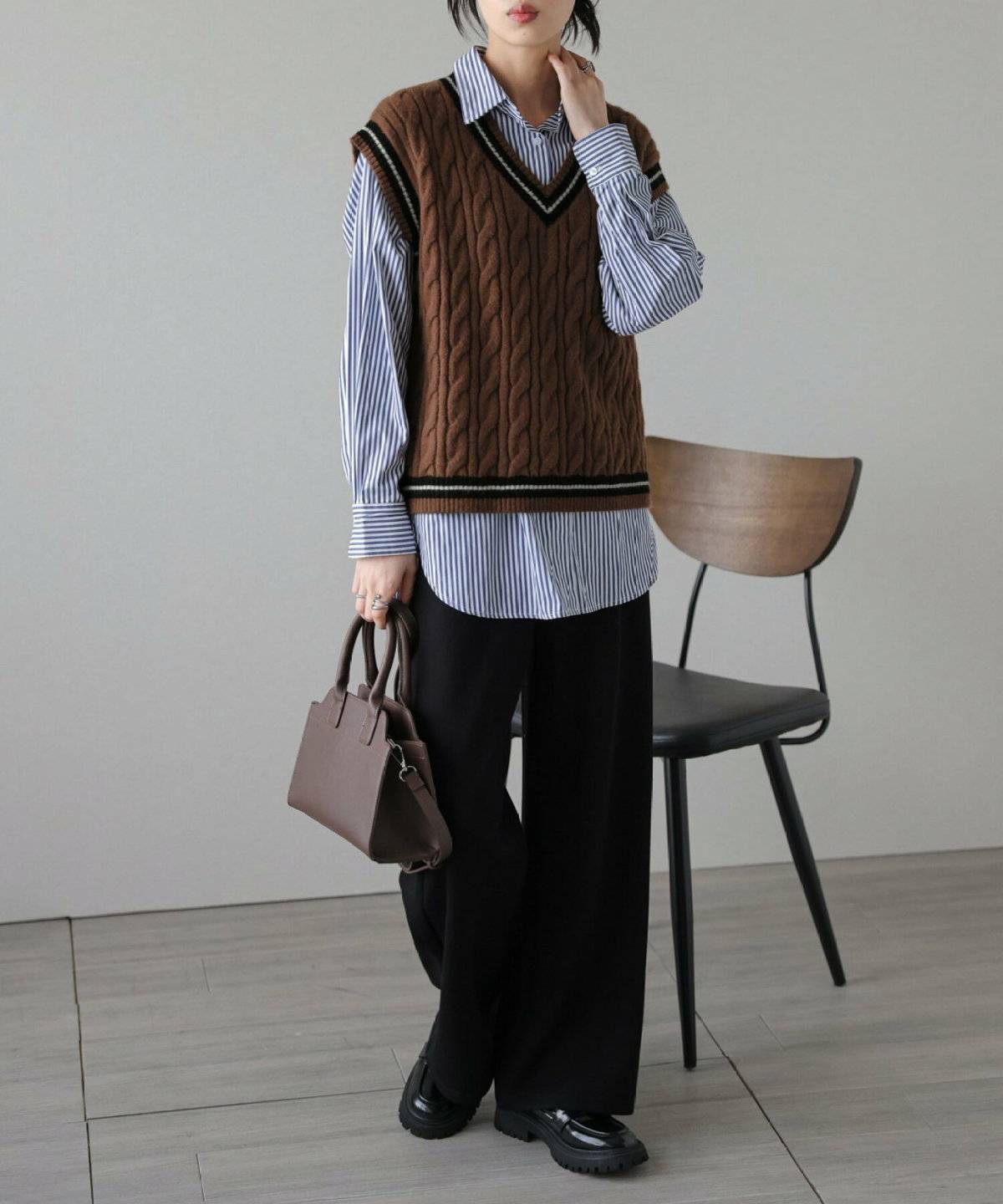 パンツコーデの女性