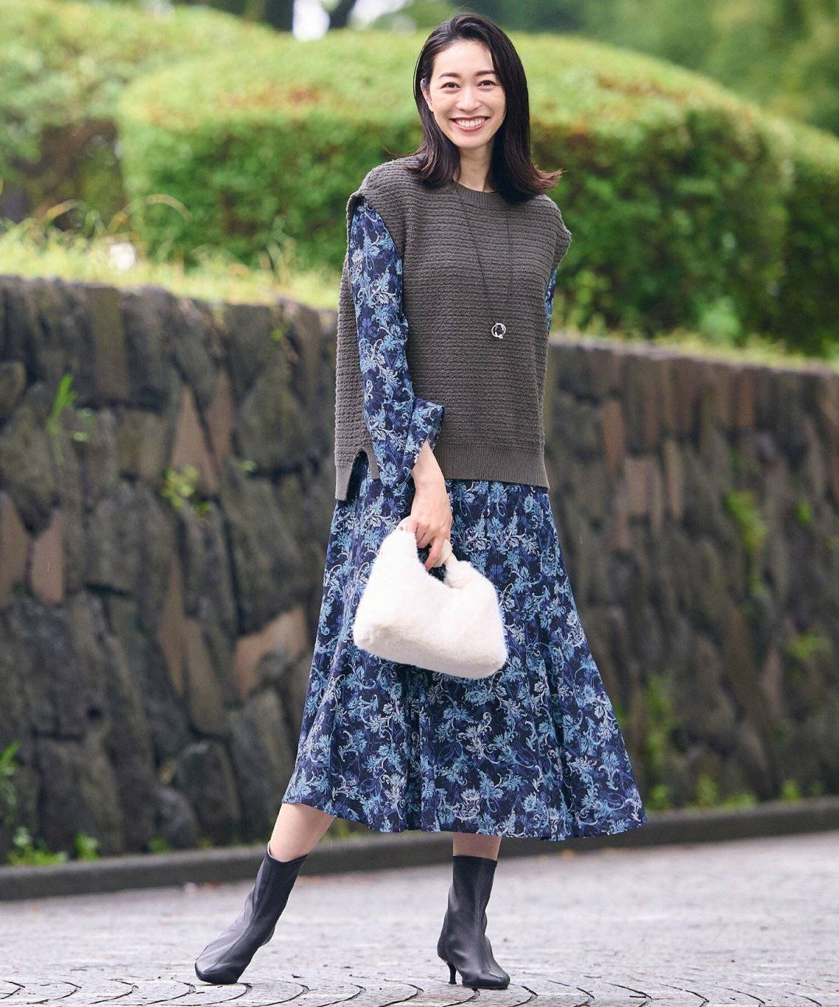 ワンピースコーデの女性