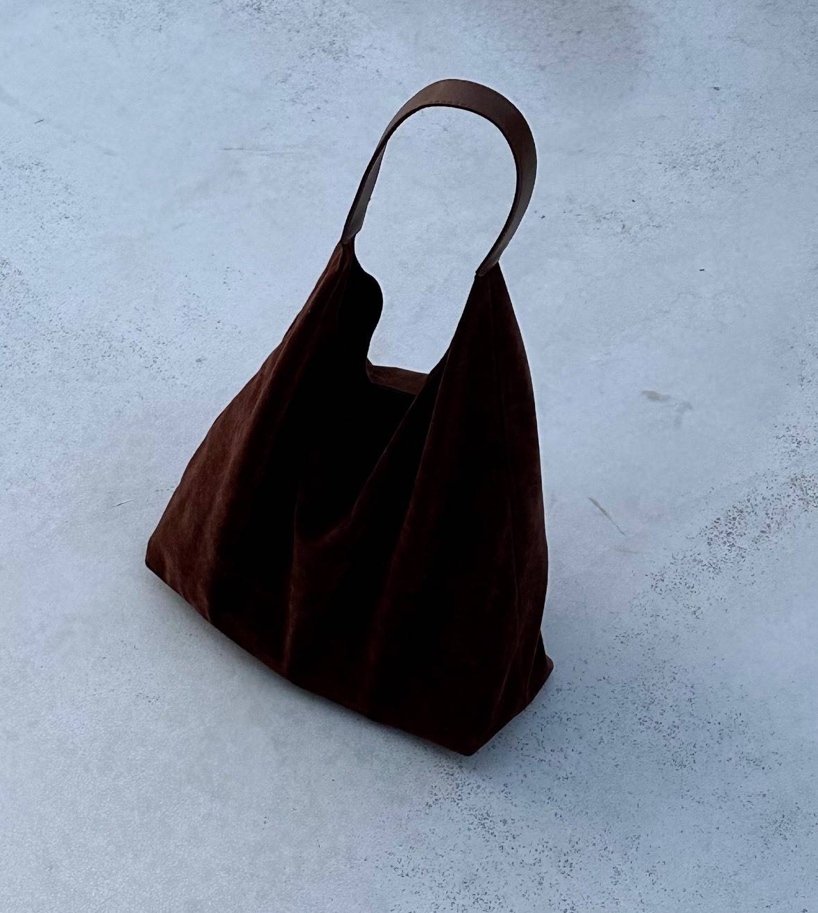 スエード素材のブラウントートバッグ