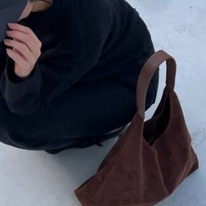 秋冬映え間違いなし！質感で差がつく大人のための「スエードトートバッグ」