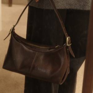 秋冬スタイルに“今っぽさ”を添える。上品ブラウンで洒落見え「FOLNUA」のミニマルバッグ