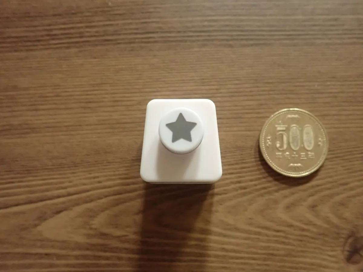 DAISO(ダイソー)：クラフトパンチ(ミニ、星型)