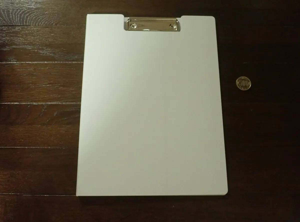 DAISO(ダイソー)：カバー付クリップボード(A4、ホワイト)