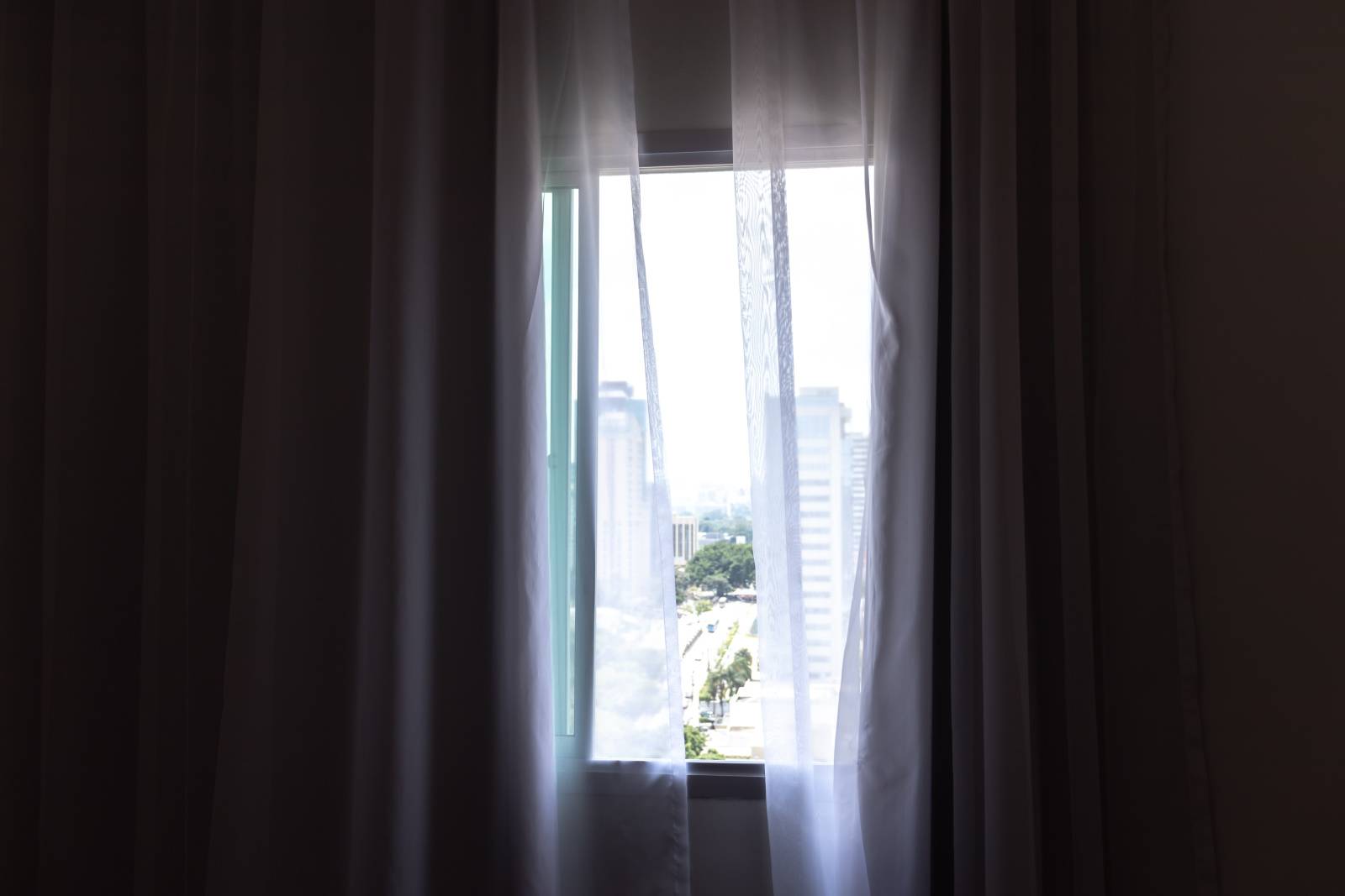 東　人気運　下がる　暗いカーテン