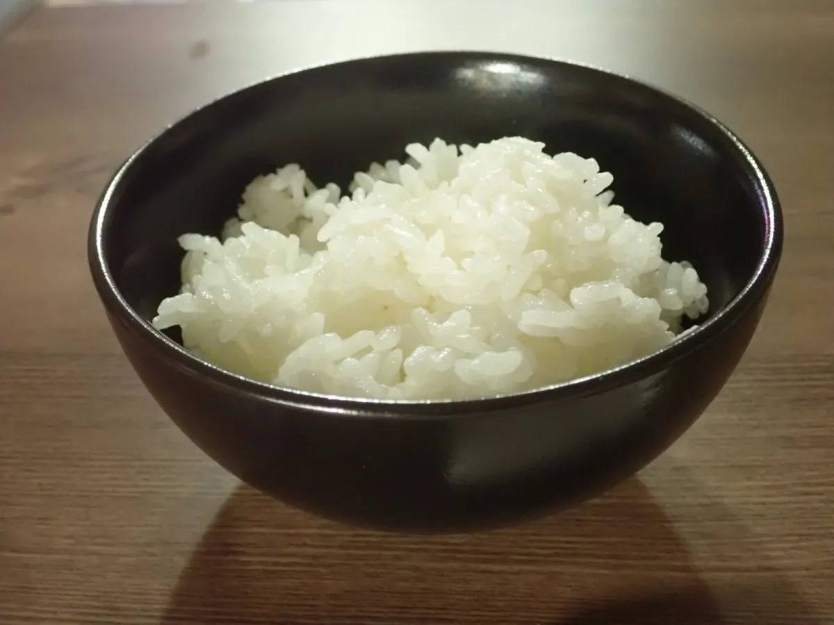 DAISO(ダイソー)：飯茶碗(黒梨釉、約12cm)