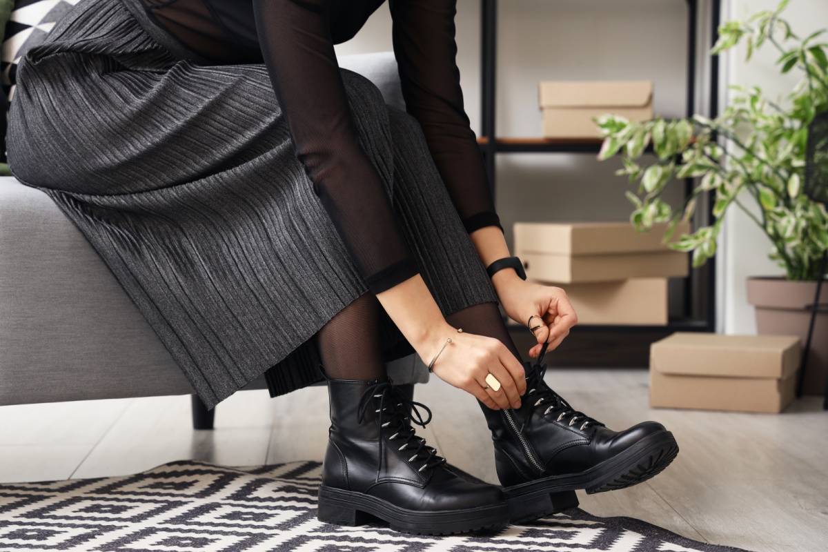 ブーツをはく女性