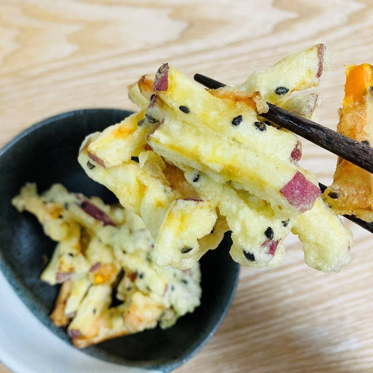 JAグループ公式の「さつまいもと人参の黒ゴマかき揚げ」のレシピ