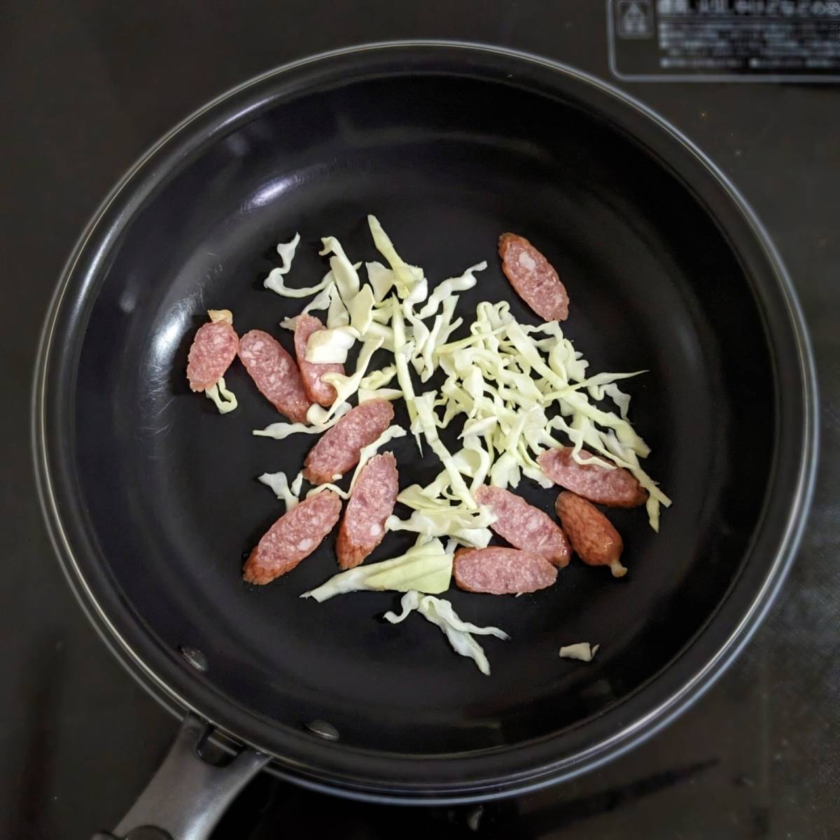 JAグループ公式の「キャベツの芯まで使ったウインナーのマヨ炒め」のレシピ