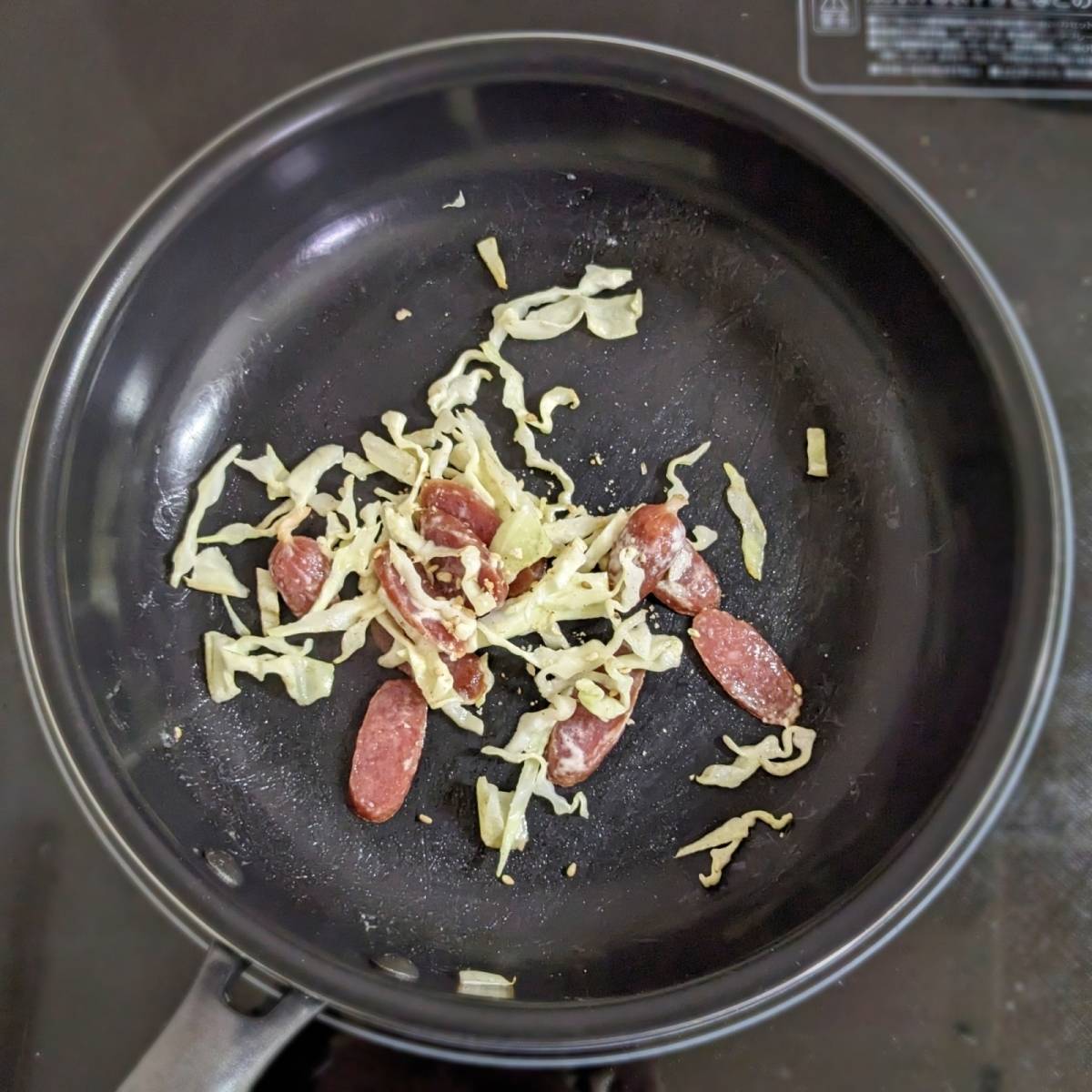 JAグループ公式の「キャベツの芯まで使ったウインナーのマヨ炒め」のレシピ