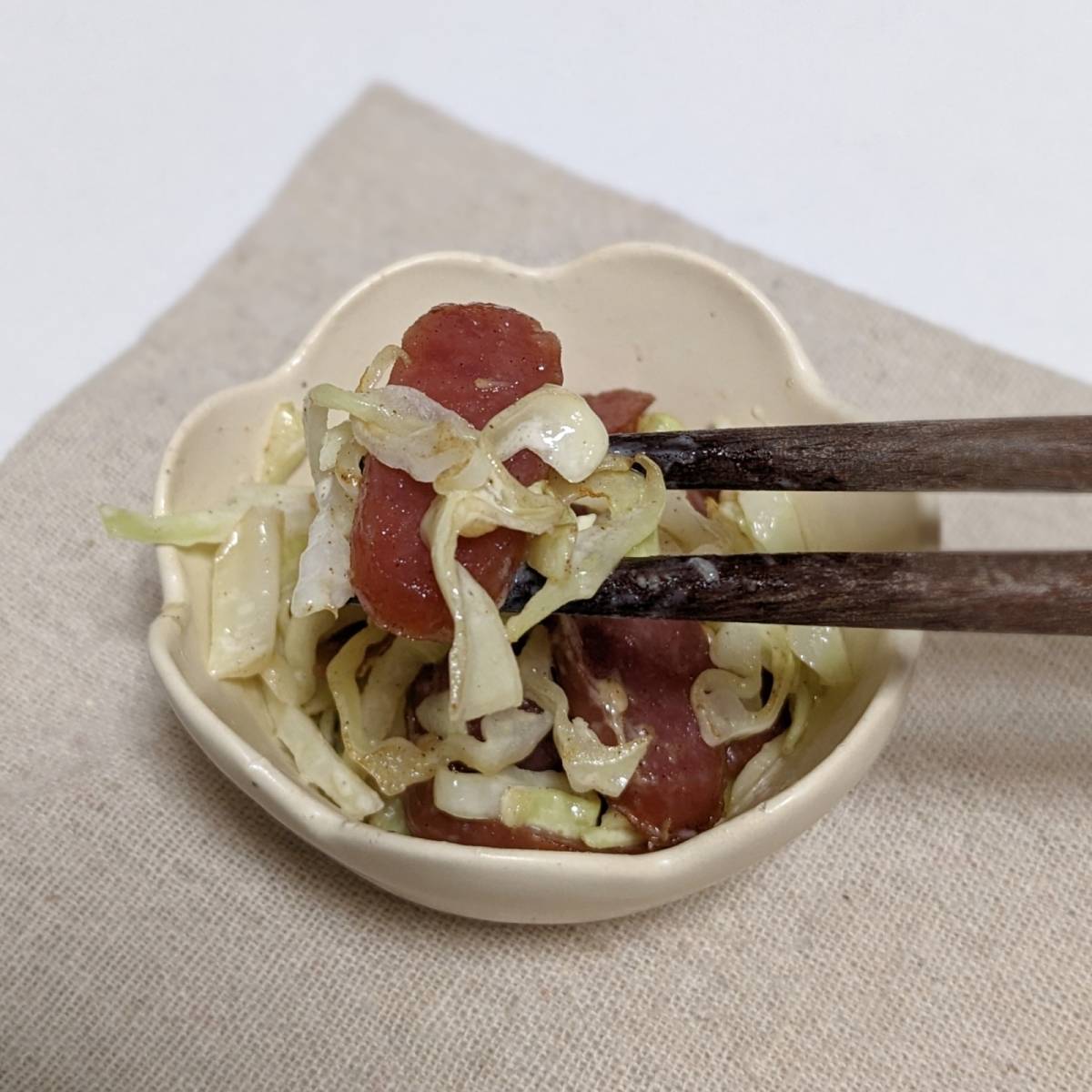 JAグループ公式の「キャベツの芯まで使ったウインナーのマヨ炒め」のレシピ