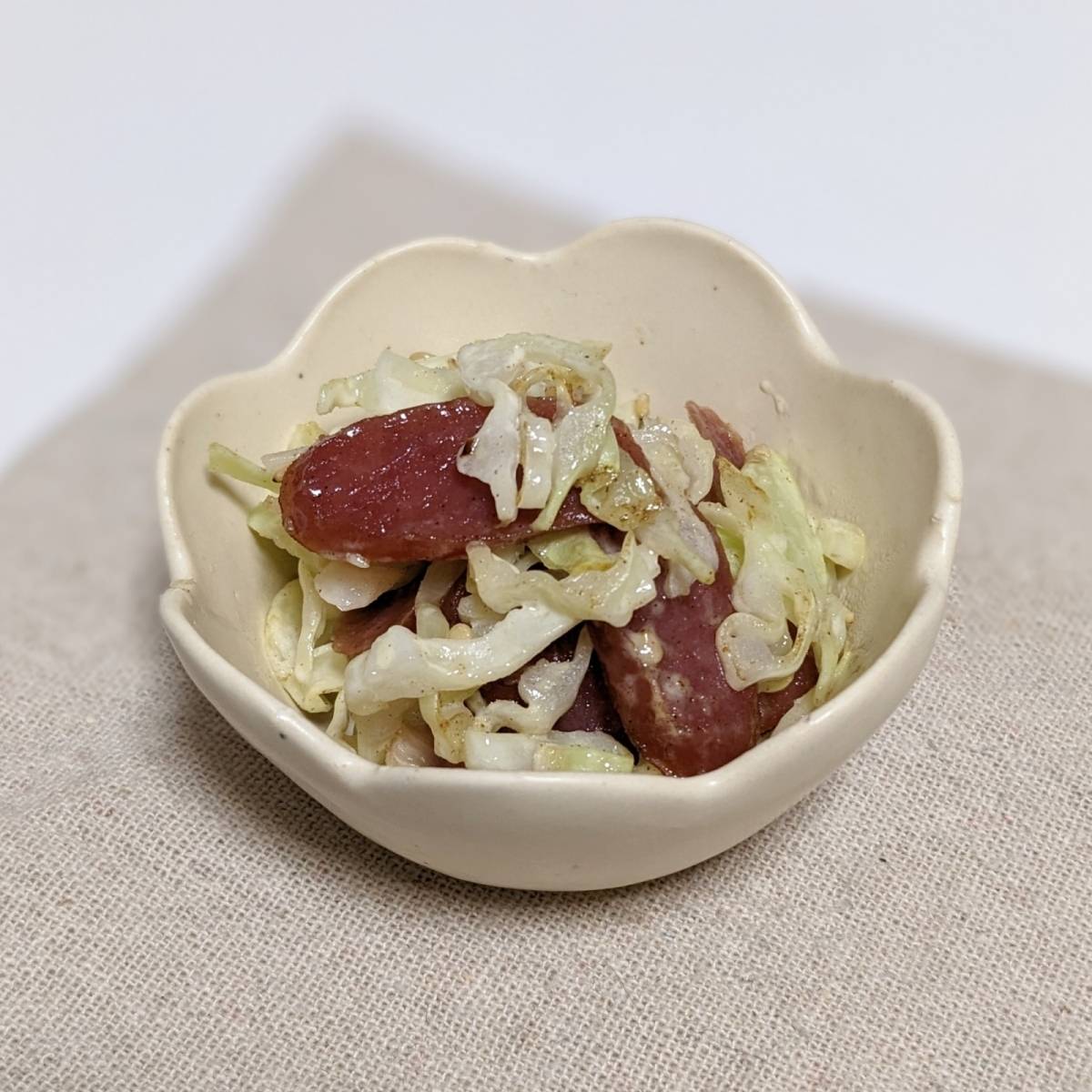 JAグループ公式の「キャベツの芯まで使ったウインナーのマヨ炒め」のレシピ