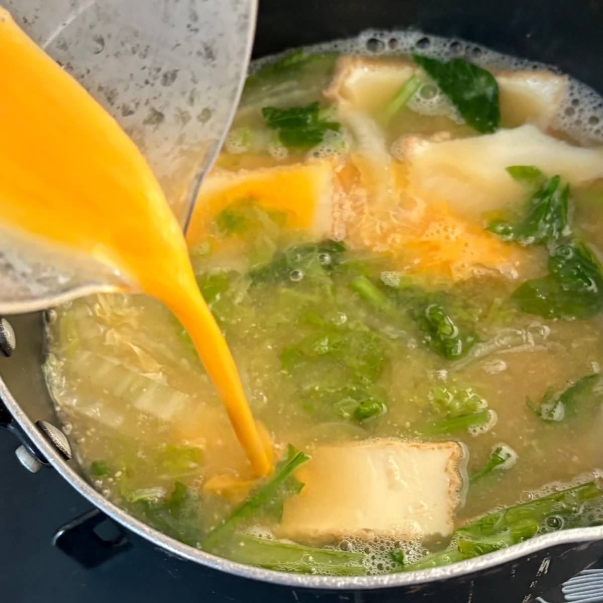 JAグループ公式の「白菜と油揚げ蕪の葉のかき玉味噌汁」のレシピ