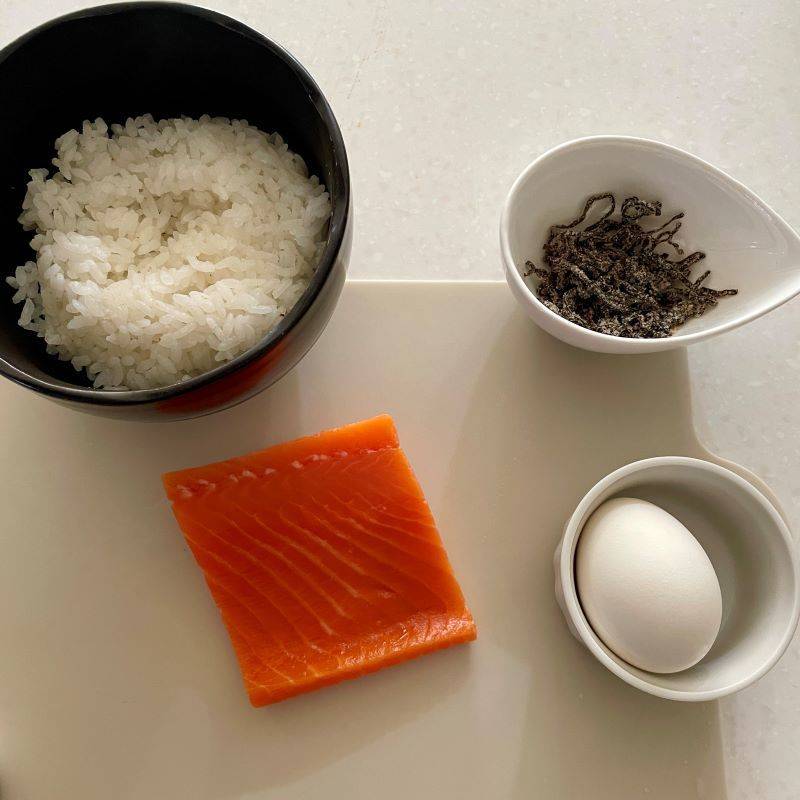 くらこん公式の「サーモンの塩こんぶ漬け丼」のレシピ