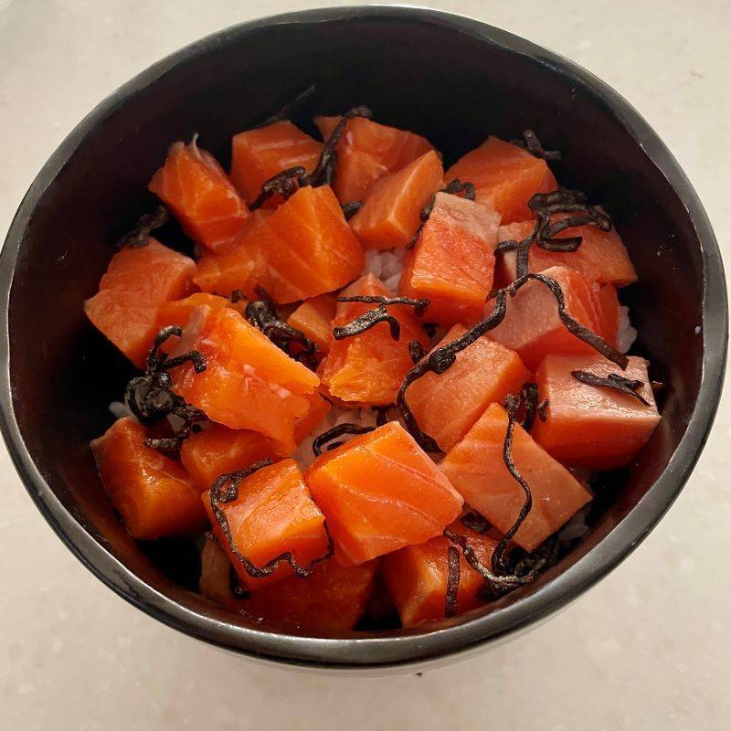 くらこん公式の「サーモンの塩こんぶ漬け丼」のレシピ