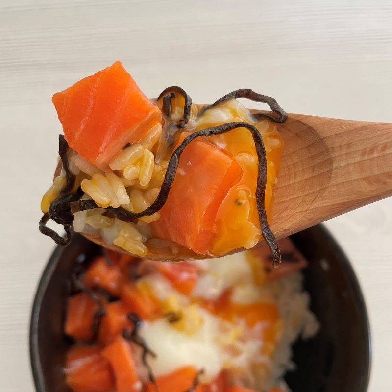 くらこん公式の「サーモンの塩こんぶ漬け丼」のレシピ