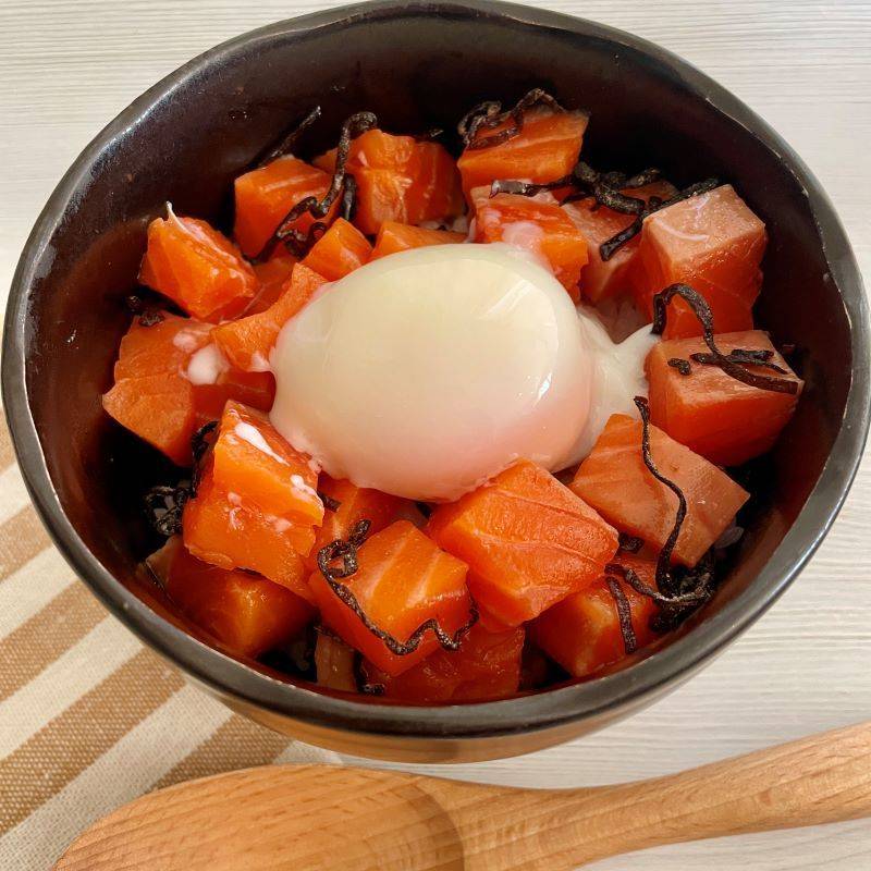 くらこん公式の「サーモンの塩こんぶ漬け丼」のレシピ