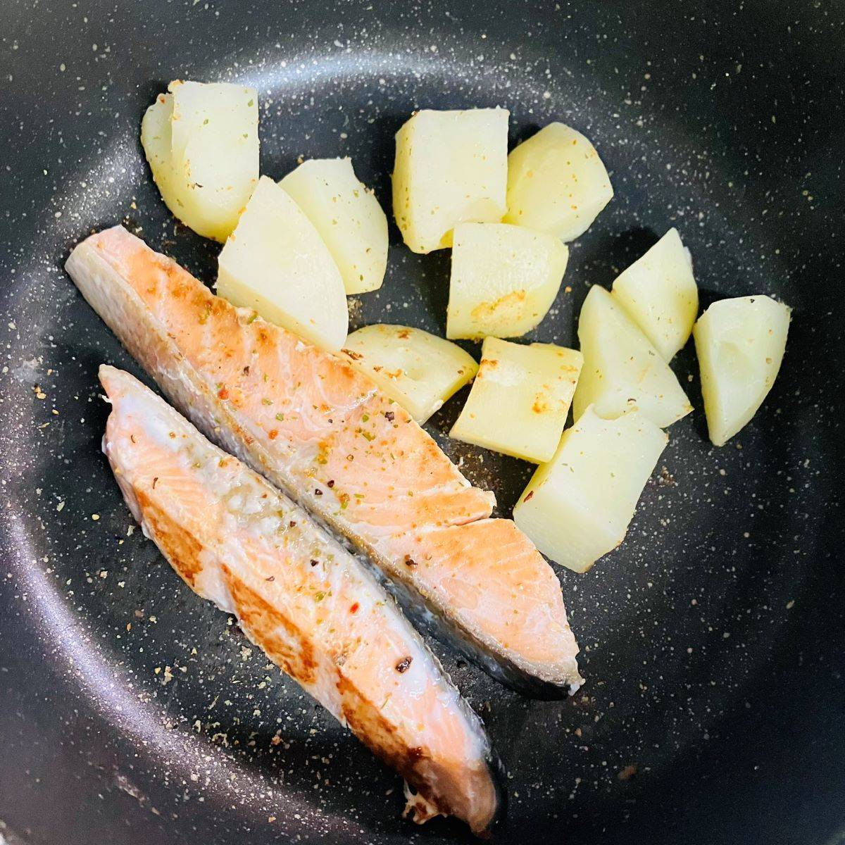 JAグループ公式の「サク!ホク!ジューシー鮭とじゃがいもの炒め物」のレシピ