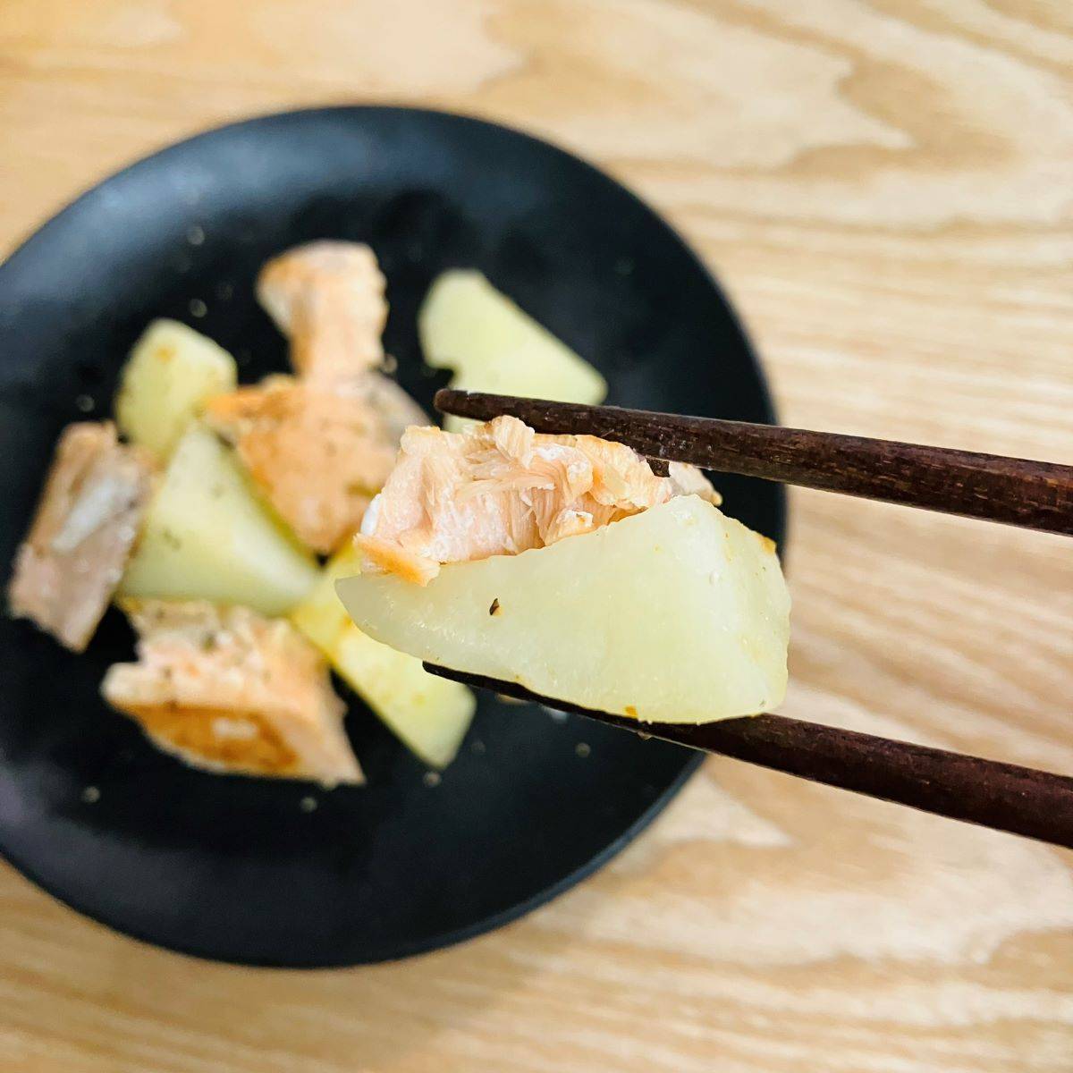 JAグループ公式の「サク!ホク!ジューシー鮭とじゃがいもの炒め物」のレシピ