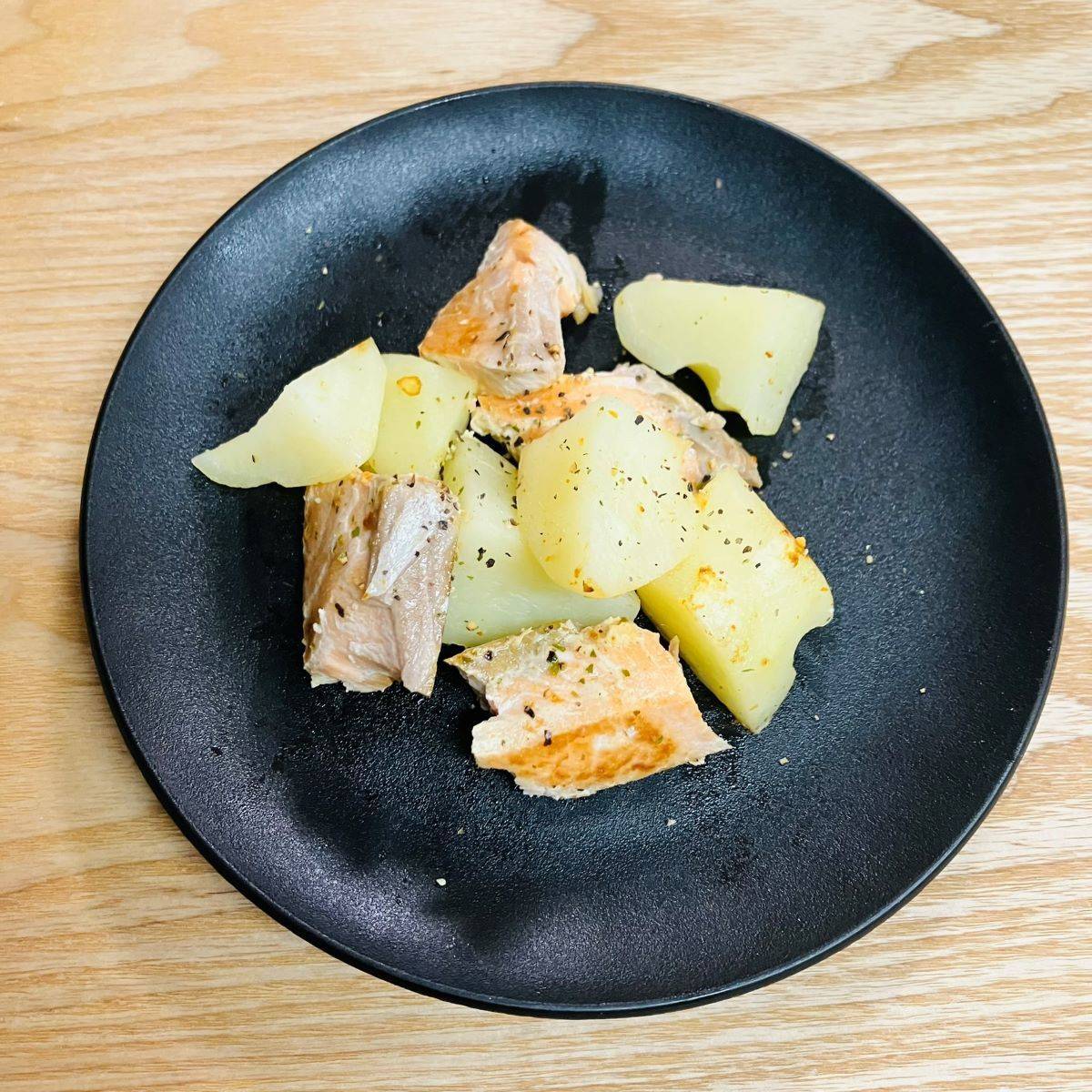 JAグループ公式の「サク!ホク!ジューシー鮭とじゃがいもの炒め物」のレシピ