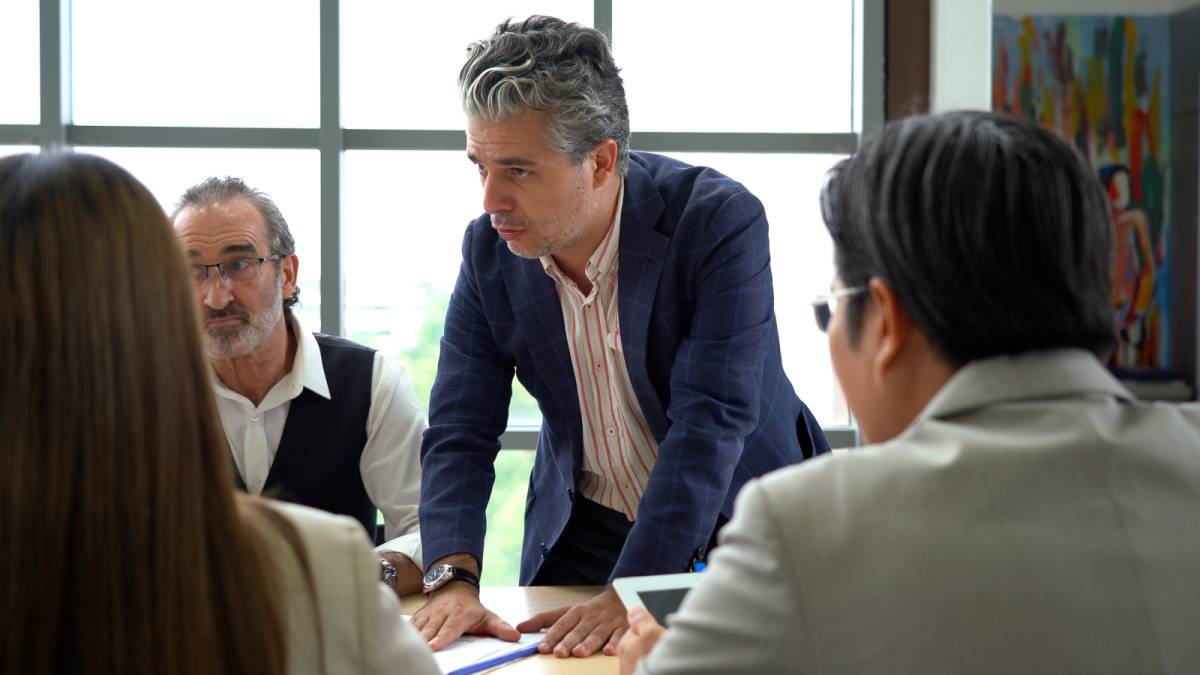 ミーティングで発言する男性