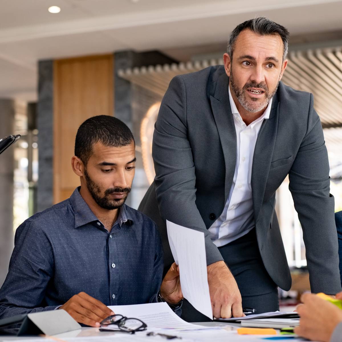 会議を仕切る男性