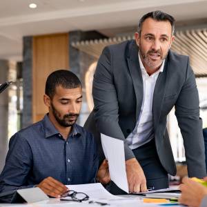 イケオジがモテる理由。気配り上手な40代50代男性がしないこと5選